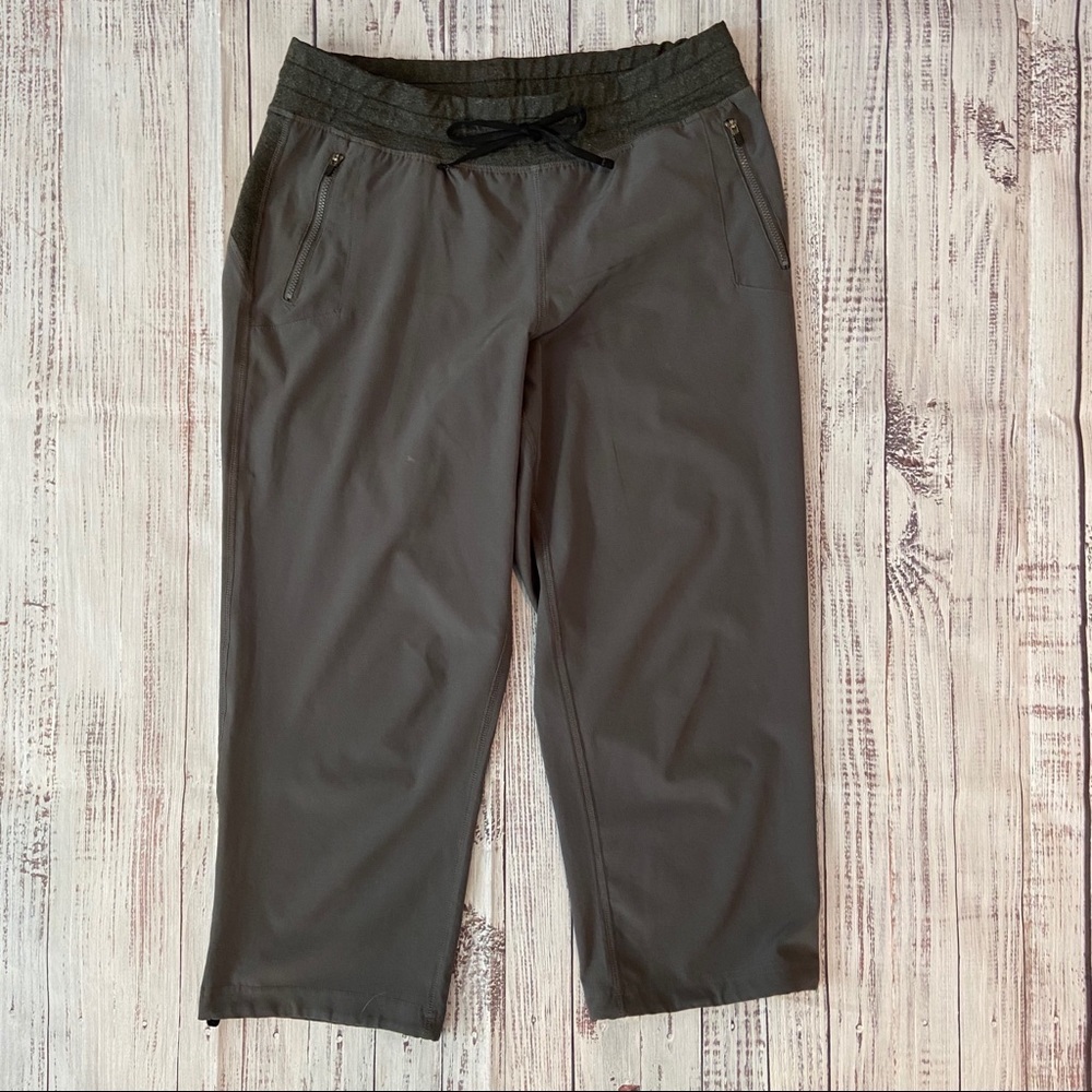 Fabletics Gray Lightweight Capri.  Size Small. EUC